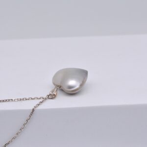 Mafatupiti un exceptionnel pendentif mabe ! Un coeur de nacre blanche en 3 D de18 x 20 mm 2 mabe de Tahiti parfaitement ajustés pour n'en faire qu'un ! Un bijou unique entièrement artisanal !