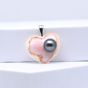 Mafatupoe un adorable pendentif perle sculpté dans une coquille de Lambi rose de Martinique. Perle de Tahiti greffée par mes soins sur ma ferme de Manihi 🤩