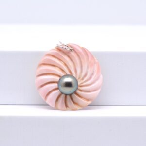 Manahere un pendentif perle associant le Lambi rose de Martinique et une perle de culture de Tahiti. Sculpté à la main. 100% artisanat français. un produit artisanal unique !