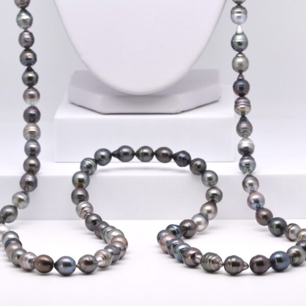le collier de perles Luaole constitué de 111 cerclées de différentes couleurs naturelles