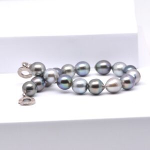Moetua bracelet perles J'ai le plaisir de vous présenter Maetua, une sélection de 17  perles semi-baroques et cerclées provenant de ma ferme de Manihi. Ce bracelet est un panaché de perles de qualité B et C. Des couleurs entièrement naturelles, le diamètre de ces perles est de 9 -9,5 mm. J'ai choisi la solidité pour concevoir ce bracelet. Le montage sur un câble en acier gainé constitué de 48 brins stressé en est le garant. Un fermoir en argent finalise ce bijou. D'une longueur de 21 cm, Moetua est un bracelet perle qui peut se porter au dessus des vêtements. Je vous propose ce bracelet en vente directe sans aucun intermédiaire. Si les perles proviennent de ma ferme perlière de Manihi, j’ai créé ce bracelet dans mon atelier marseillais. Il vous sera donc expédié gracieusement à partir de la métropole dans un écrin soigné. Accompagné de son certificat d’origine; Qualité export garantie ! Faites confiance à un professionnel !