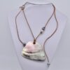 Voici Marere un très original collier de perles de Tahiti . Un lasso de cuir marron. Magnifique pièce de nacre brute provenant d'une mes huîtres perlières