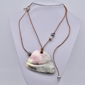 Voici Marere un très original collier de perles de Tahiti . Un lasso de cuir marron. Magnifique pièce de nacre brute provenant d'une mes huîtres perlières