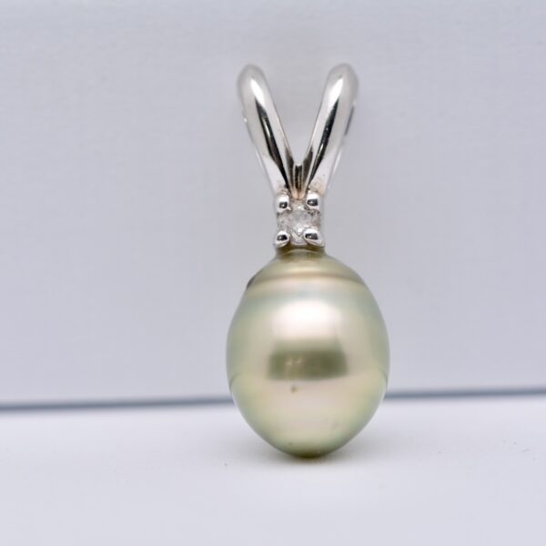 Teuira est un pendentif classique avec une perle de Tahiti. Une très belle perle semi-baroque de couleur jaune pamplemousse. Une couleur entièrement naturelle .