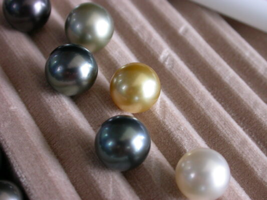 Couleurs naturelles des perles de Tahiti du pendentif perle teuri 