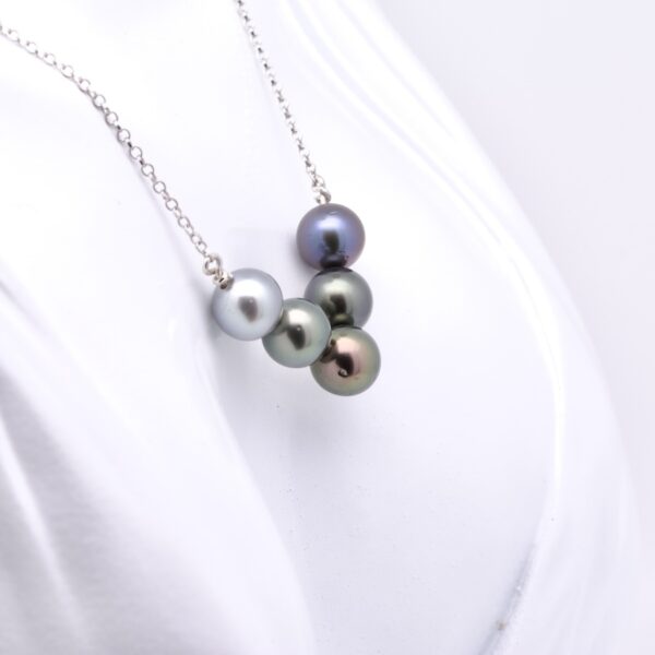 Lani un collier de 5 perles de tahiti aux couleurs naturelles