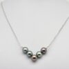 Poemana un très original collier constitué de sublimes perles de Tahiti rondes parfaites ou de qualité A,une rareté Couleurs naturelles de l'atoll de Manihi
