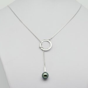 Poina une magnifique perle de tahiti verte montée en collier argent.Cette belle ronde de 9,4 A provient de la ferme perlière Tahiti Perles Création à Manihi