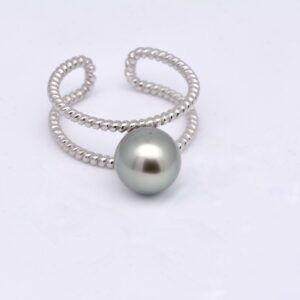 Maiana bague perle Maiana est une bague réglable ornée d'une très belle et authentique perle de Tahiti.Produite sur ma ferme perlière dans le lagon de Manihi Couleur naturelle