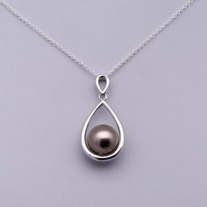 Otahi un adorable pendentif perle en argent rhodié fourni avec sa chaine en argent. Perle de Tahiti ronde 9mm grise aubergine produite sur ma ferme perlière