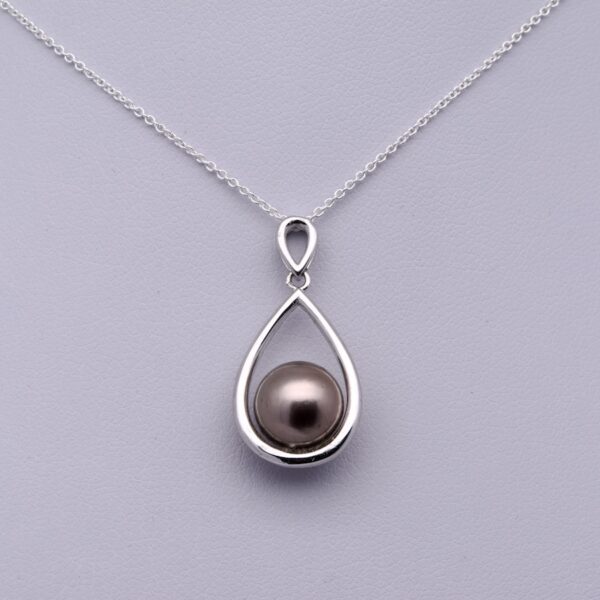 Otahi un adorable pendentif perle en argent rhodié fourni avec sa chaine en argent. Perle de Tahiti ronde 9mm grise aubergine produite sur ma ferme perlière