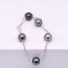 Makemo un bracelet de 5 véritables perles aux couleurs naturelles provenant de ma ferme perlière de Manihi. Chaine en argent 925 rhodiée . Direct producteur