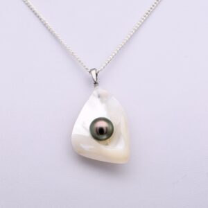 Matara est un pendentif perle entièrement artisanal, une pièce unique, vous serez la seule à porter !Perle ronde de qualité A provenant de ma ferme perlière