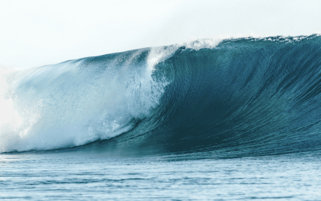 Entrez dans la légende avec le bracelet Teahupoo maha La vague de Teahupoo, située à Tahiti, est mondialement célèbre pour sa puissance et ses tubes parfaits, attirant les surfeurs les plus audacieux. Cette vague légendaire, avec sa forme unique et son épaisseur imposante, incarne la force brute et la beauté sauvage de la nature tahitienne. Teahupoo n'est pas seulement une vague, c'est un symbole de la puissance des éléments et de l'aventure humaine face aux forces naturelles.