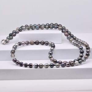 Iolani un collier de perles XXL ! Imaginez, 94 véritables perles de Tahiti de 115 cm a votre cou ou votre poignet en 1 ou plusieurs tours.Fermoir argent 925