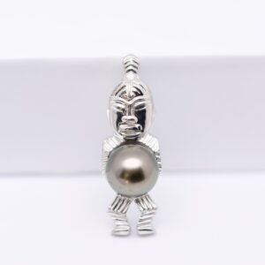 Oriata pendentif perle Je vous propose ici un classique de la bijouterie polynésienne. Oriata est un pendentif TIKi de 30 mm en argent rhodié. Le Tiki, dans l'esprit polynésien, représente une figure sacrée et puissante. Le pouvoir du Tiki réside dans sa capacité à protéger et à maintenir l'harmonie entre l'homme et la nature. J'ai choisi un très belle perle ronde de 9,1 mm de qualité  A pour orner ce pendentif . Produite sur ma ferme de Manihi cette belle ronde est verte avec des touches d'aubergine. Comme pour tous mes bijoux, votre bracelet sera expédié gratuitement depuis la métropole, accompagné de son certificat d’origine et d’authenticité. La photo est bien sûr contractuelle, c’est bien ce bijou et ces perles que vous recevrez. Un artisanat 100% français Conçu dans mon atelier marseillais, ce bijou est le fruit d’un artisanat français authentique. Une vente directe, du producteur au client final, sans aucun intermédiaire – difficile de faire un circuit plus court !