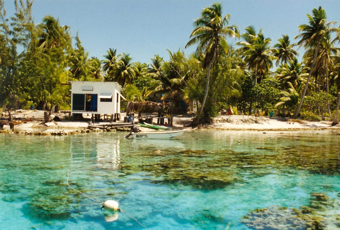 voici la ferme artisanale de Tahiti Perles Création au fond du lagon de Manihi