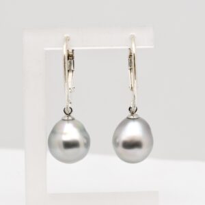 Boucles d'oreilles dormeuses Manutea en perles de Tahiti semi-baroques de 9,7 mm, couleur nacrée naturelle, produites sur ma ferme perlière de Manihi et montées en argent 925 rhodié dans mon atelier à Marseille. Livrées avec écrin luxueux et certificat d'origine, sans intermédiaire