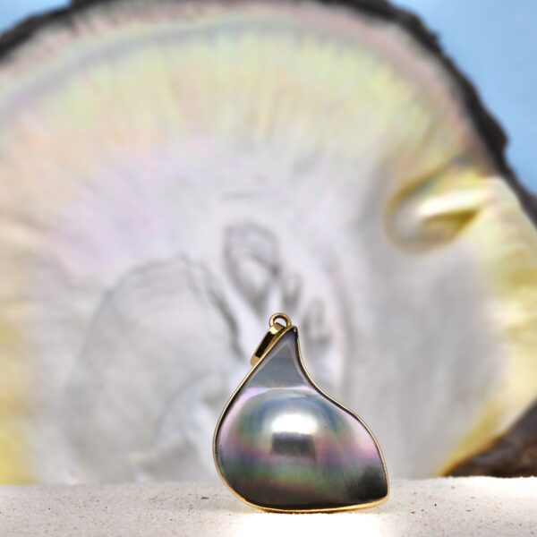 Pendentif mabe Arona en or jaune, perle de Tahiti aux irisations naturelles en forme de vague, cultivée à Manihi – bijou artisanal unique
