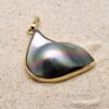 Pendentif mabe Arona en or jaune, perle de Tahiti aux irisations naturelles en forme de vague, cultivée à Manihi – bijou artisanal unique