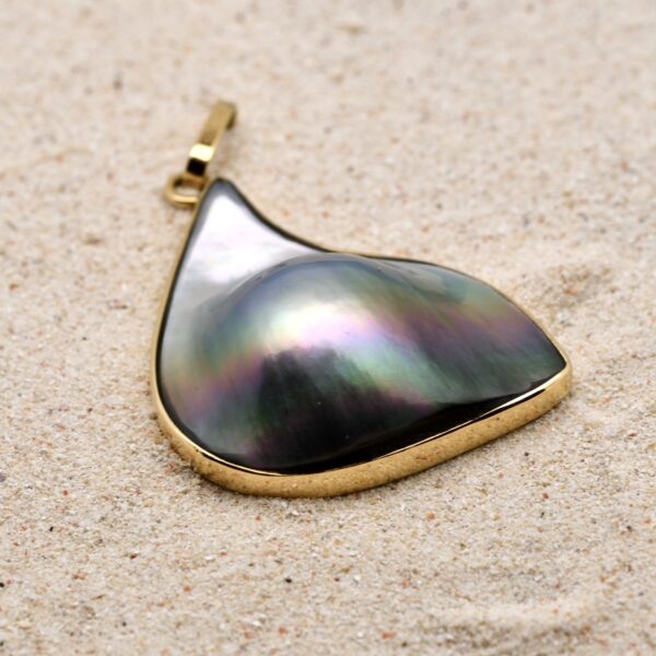 Pendentif mabe Arona en or jaune, perle de Tahiti aux irisations naturelles en forme de vague, cultivée à Manihi – bijou artisanal unique