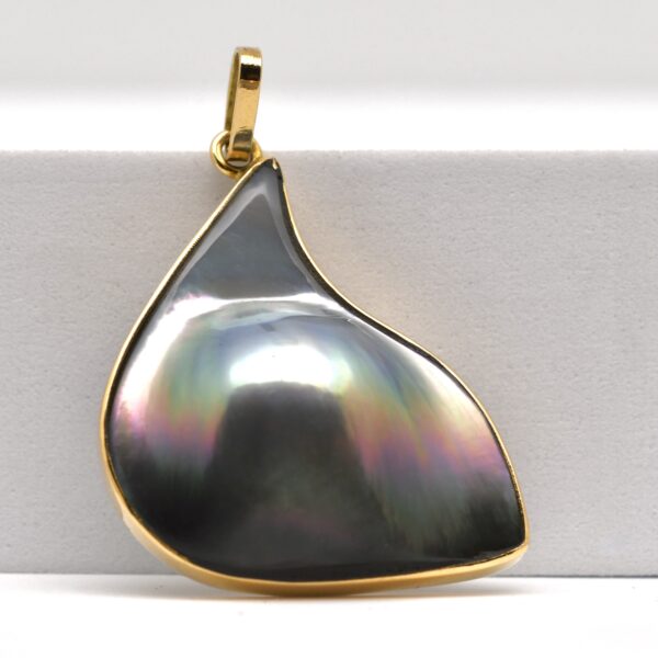 Pendentif mabe Arona en or jaune, perle de Tahiti aux irisations naturelles en forme de vague, cultivée à Manihi – bijou artisanal unique