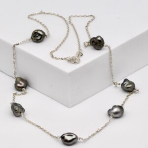 Collier Manu orné de 7 véritables keshis de Tahiti montés sur chaîne en argent rhodié, longueur 57 cm ajustable, création artisanale livrée avec certificat d'authenticité.