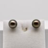 Boucles d'oreilles en perles de Tahiti rondes de 9,6 mm, montées sur clous en argent 925 rhodié, couleur naturelle vert cuivré, produites à Manihi, vendues avec certificat d'origine et écrin.