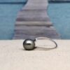 Choisir la bague Tea, c’est aussi soutenir un artisan producteur passionné, engagé dans une démarche responsable. Vous faites le choix d’un bijou authentique, à la fois élégant et chargé de sens. Enfin, la bague Tea et sa belle perle ronde s’impose comme un incontournable de la mode polynésienne moderne, une alliance parfaite entre tradition et création contemporaine.