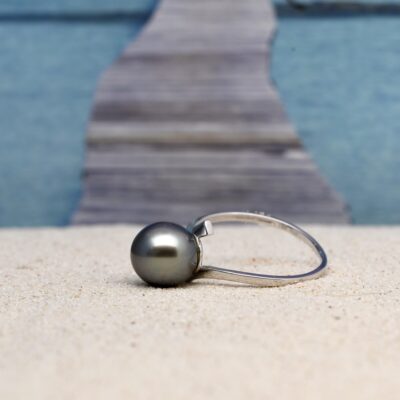 Choisir la bague Tea, c’est aussi soutenir un artisan producteur passionné, engagé dans une démarche responsable. Vous faites le choix d’un bijou authentique, à la fois élégant et chargé de sens. Enfin, la bague Tea et sa belle perle ronde s’impose comme un incontournable de la mode polynésienne moderne, une alliance parfaite entre tradition et création contemporaine.