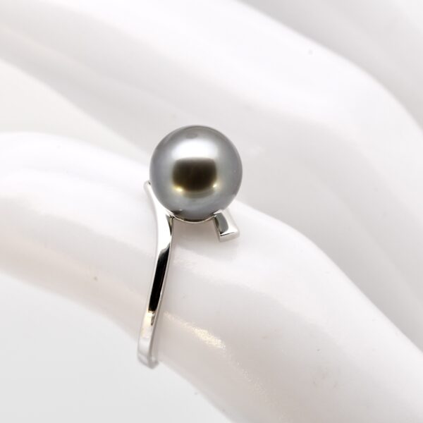 Bague Tea avec perle de Tahiti ronde 8,6 mm qualité A, couleur gris vert naturelle, monture en argent 925 rhodié – Bijou artisanal de Manihi monté à Marseille