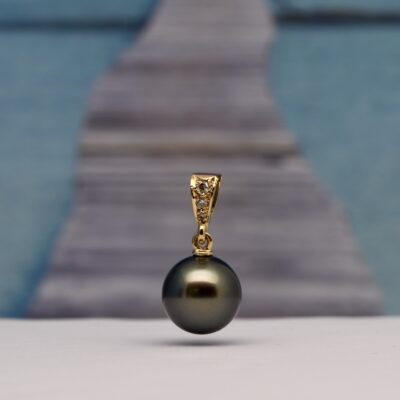 Le pendentif Vanina : l'élégance d'une perle de Tahiti, l'authenticité d'un savoir-faire artisanal Le pendentif Vanina est bien plus qu’un bijou : c’est l’aboutissement d’un travail artisanal passionné, de la production de la perle sur ma ferme de Manihi jusqu’à la création du bijou dans mon atelier de Marseille.