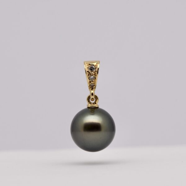 Pendentif Vanina avec perle de Tahiti ronde 9,6 mm, qualité B, couleur verte soutenue, monté sur bélière articulée en or jaune 18k et diamants, produit à Manihi, livré avec certificat d'authenticité.