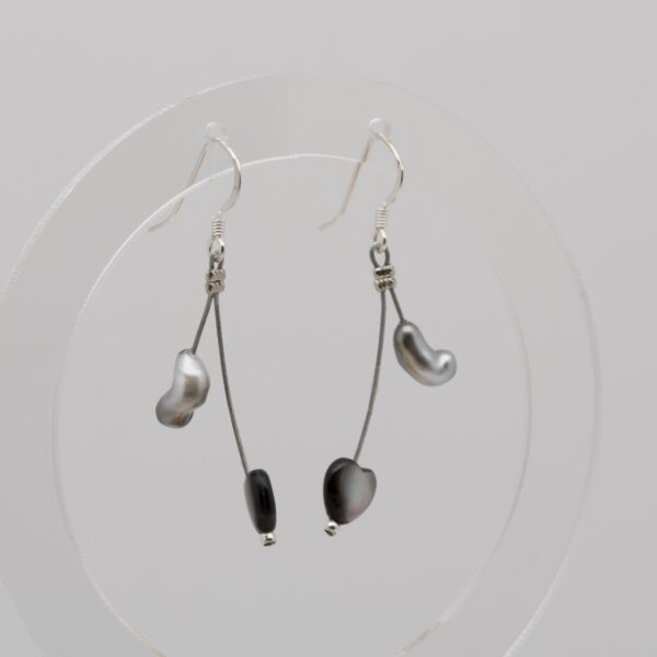 Boucles d’oreilles Kiana avec keshi de Tahiti baroques, montées à la main sur câble acier avec crochets en argent 925 et cœur en nacre – perles issues de la ferme perlière de Manihi