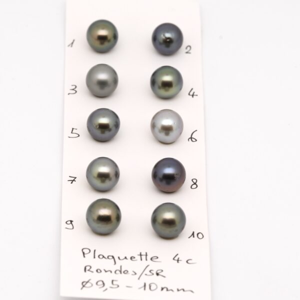 Plaquette 4 C de perles de Tahiti rondes 9,5-10 mm – qualité C – formes et couleurs naturelles – production artisanale à Manihi
