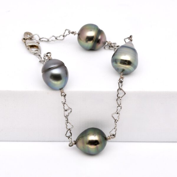 Bracelet Anuenue en perles de Tahiti cerclées montées sur chaîne argent 925 avec fermoir cœur – bijou artisanal circuit court.