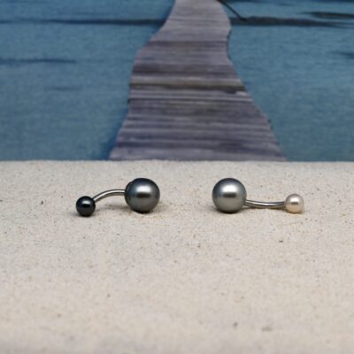 Livré dans un écrin avec son certificat d’origine, le piercing Ari s’inscrit dans la lignée des bijoux en perles de Tahiti modernes. Il allie qualité artisanale, beauté naturelle et inspiration polynésienne.