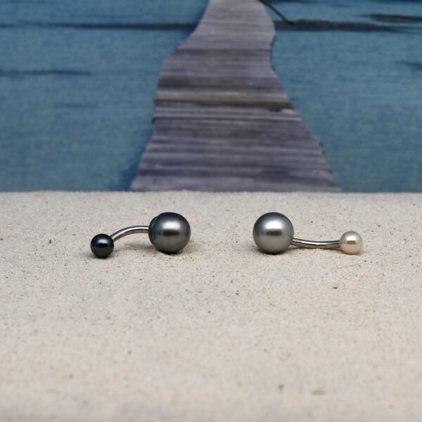 Livré dans un écrin avec son certificat d’origine, le piercing Ari s’inscrit dans la lignée des bijoux en perles de Tahiti modernes. Il allie qualité artisanale, beauté naturelle et inspiration polynésienne.