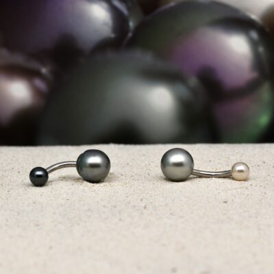 Le piercing Ari prouve que la perle de Tahiti n’est pas réservée aux colliers classiques ou aux boucles d’oreilles formelles. Elle se réinvente ici dans un bijou contemporain, accessible et original. Que ce soit pour le nombril, le cartilage ou l’oreille, ce bijou offre une nouvelle manière de porter la perle au quotidien.
