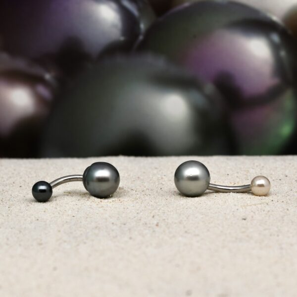 Le piercing Ari prouve que la perle de Tahiti n’est pas réservée aux colliers classiques ou aux boucles d’oreilles formelles. Elle se réinvente ici dans un bijou contemporain, accessible et original. Que ce soit pour le nombril, le cartilage ou l’oreille, ce bijou offre une nouvelle manière de porter la perle au quotidien.
