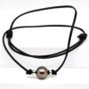 Collier Hiro avec perle de Tahiti ronde 13,7 mm qualité A, cuir noir et argent – bijou masculin inspiré du dieu polynésien des voyages.