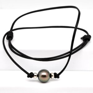 Collier Hiro avec perle de Tahiti ronde 13,7 mm qualité A, cuir noir et argent – bijou masculin inspiré du dieu polynésien des voyages.