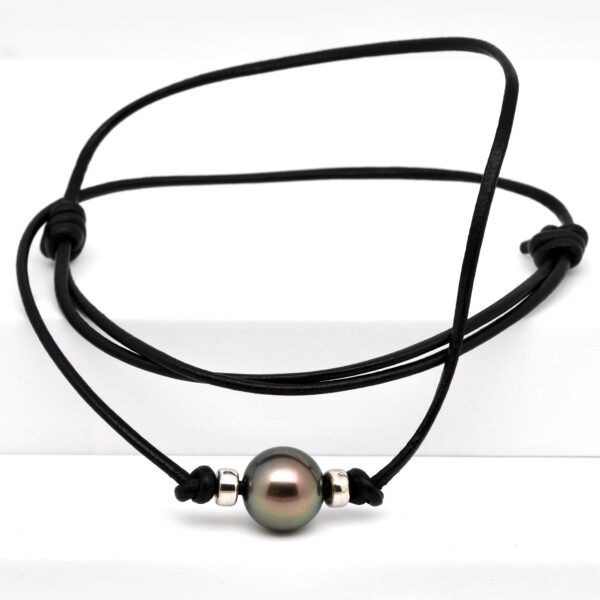 Collier Hiro avec perle de Tahiti ronde 13,7 mm qualité A, cuir noir et argent – bijou masculin inspiré du dieu polynésien des voyages.