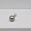 Piercing Kai avec perle de Tahiti ronde de 8,8 mm qualité C très bon lustre, montée sur acier inoxydable – Bijou artisanal et hypoallergénique