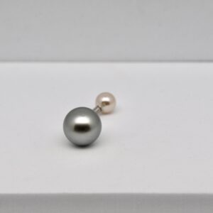 Piercing Kai avec perle de Tahiti ronde de 8,8 mm qualité C très bon lustre, montée sur acier inoxydable – Bijou artisanal et hypoallergénique
