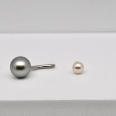 Kai est un piercing original qui met à l’honneur une perle de culture de Tahiti ronde de 8,8 mm, sélectionnée pour son très bon lustre malgré une qualité C. Elle présente de légers défauts de surface.