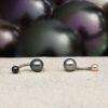 Kai est un piercing original qui met à l’honneur une perle de culture de Tahiti ronde de 8,8 mm, sélectionnée pour son très bon lustre malgré une qualité C. Elle présente de légers défauts de surface.
