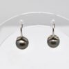 Boucles d’oreilles Kainoa en argent rhodié avec perles de Tahiti rondes 9,7 mm qualité A – Bijou artisanal et certifié