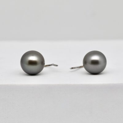 Offrir ou s’offrir une paire de boucles d’oreilles en perles de Tahiti comme  Kainoa, c’est choisir un bijou au style classique, mais unique. C’est aussi soutenir une démarche artisanale,  <img class=