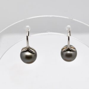 Boucles d’oreilles Kainoa en argent rhodié avec perles de Tahiti rondes 9,7 mm qualité A – Bijou artisanal et certifié